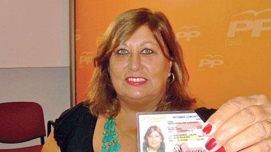 Angie Guerrero muestra su tarjeta de residente, que estuvo en vigor hasta 2006.