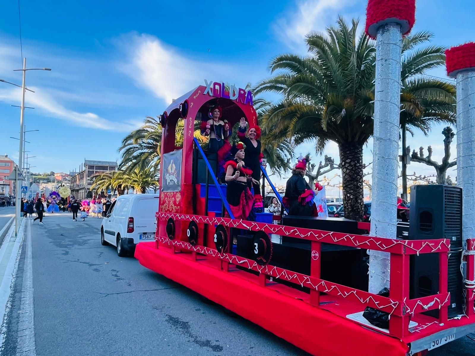 Carnaval 2023: Las comparsas llenan de color el centro de Sada