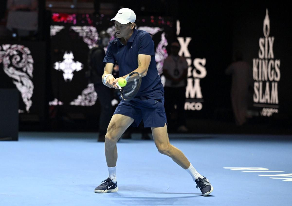 Jannik Sinner, italiano, ante Novak Djokovic