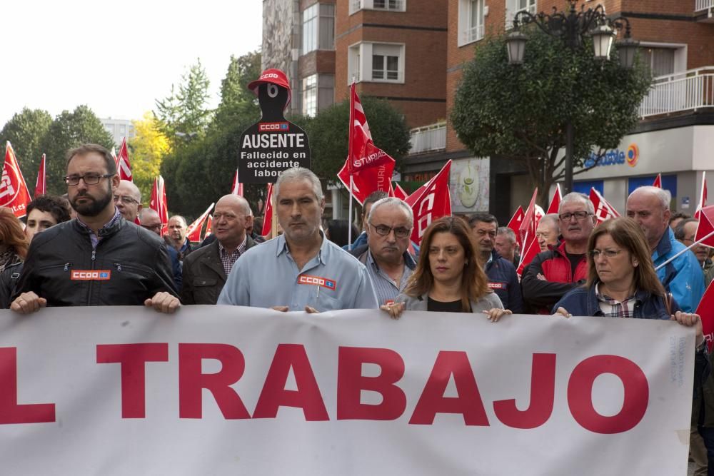 Concentración de protesta convocada por los sindicatos por el trabajador fallecido en un accidente laboral