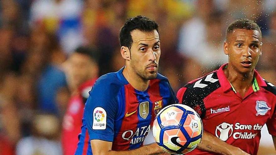 Busquets y Deyverson, en el Barcelona-Alavés.