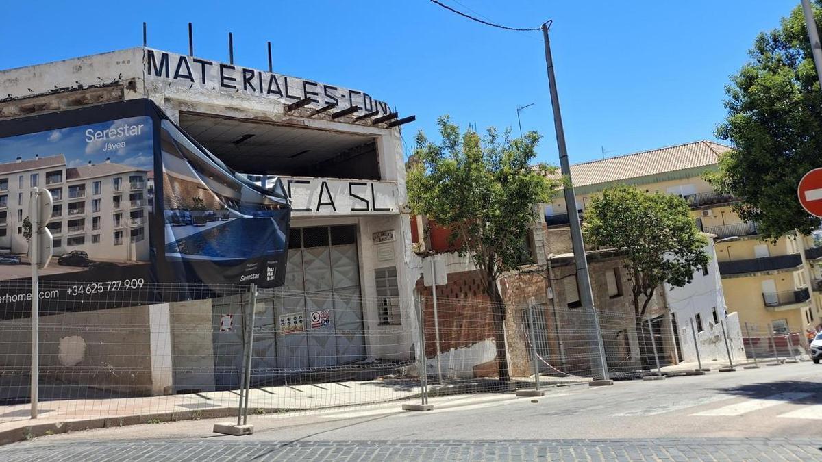 La gran ferretería y las dos casas aledañas cuya demolición ya ha comenzado