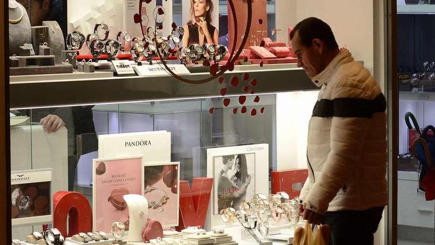 Las joyas, entre los regalos preferidos de los capitalinos para obsequiar en San Valentín. // Rafa Vázquez