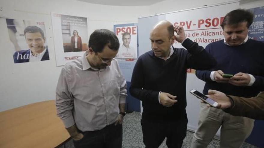 Julián López Milla, Gabriel Echávarri y Herick Campos, anoche, antes de valorar los resultados del PSOE.