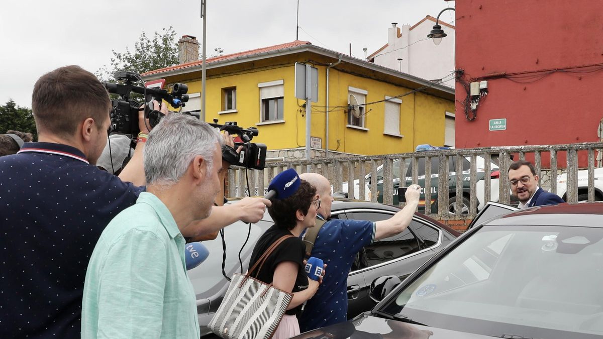Barbón entra en el coche oficial en Trasona