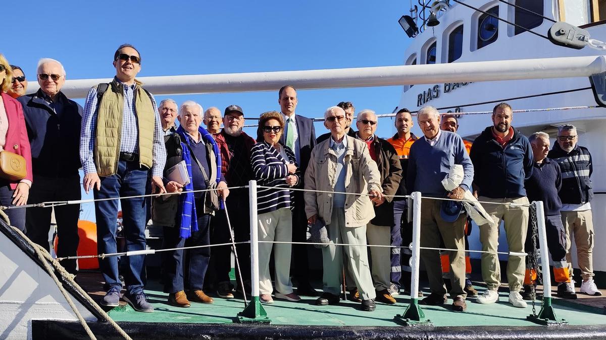 Miembros de Vigueses Distinguidos disfrutando de un paseo marítimo con Carlos Botana, presidente de la Autoridad Portuaria