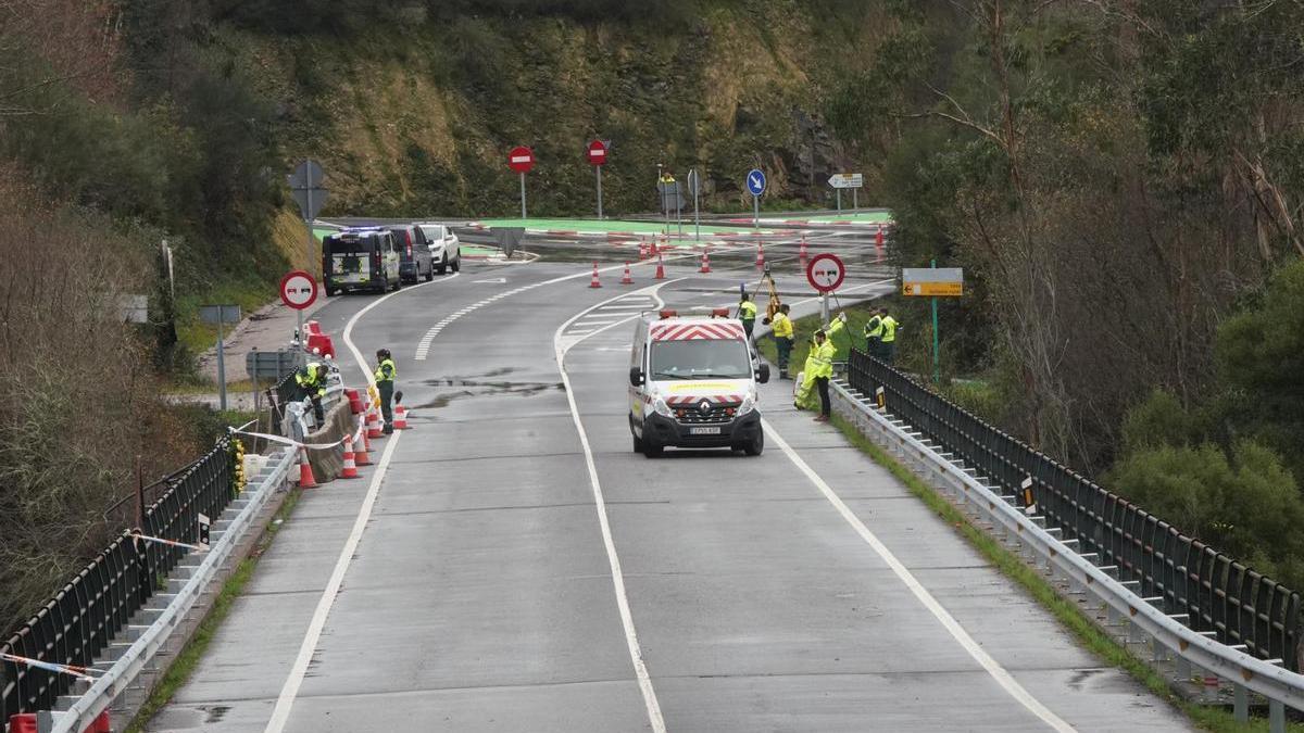 El equipo de expertos de la Guardia Civil inicia la reconstrucción del accidente.