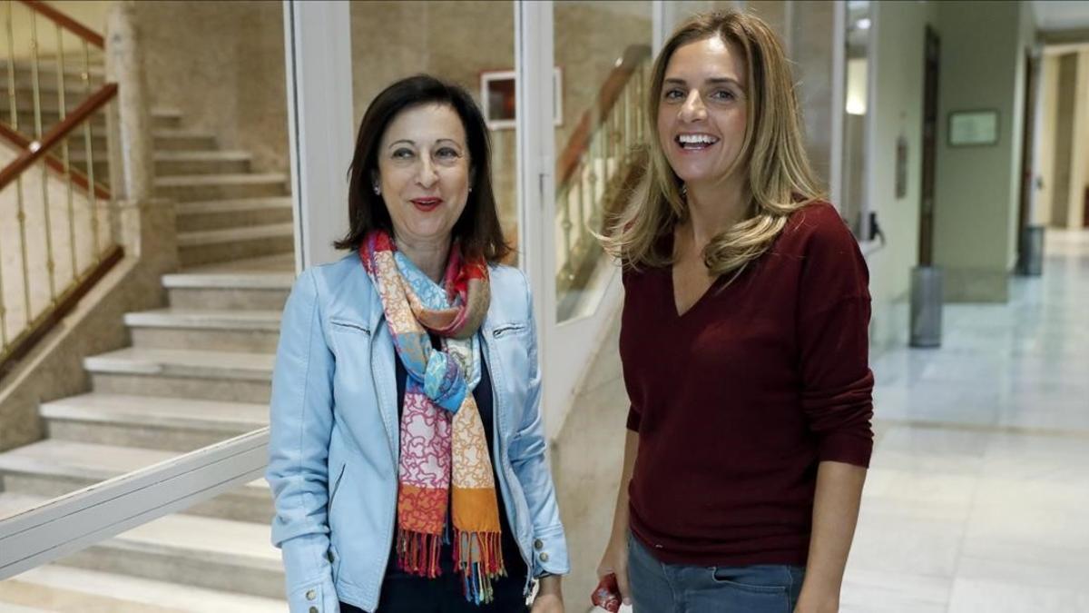 Las diputadas Margarita Robles y Susana Sumelzo, que votaron 'no' a Rajoy, a principios de noviembre en el Congreso.