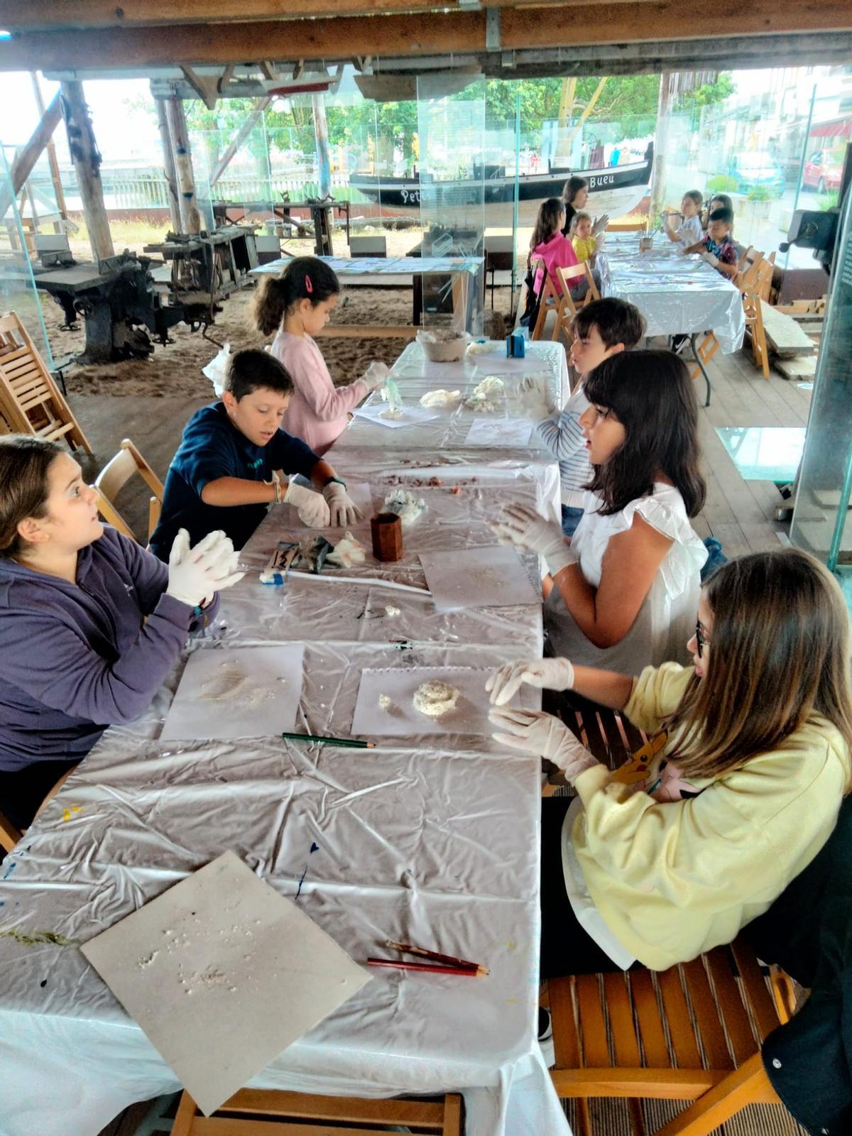 Uno de los talleres con el astillero de Banda do Río.