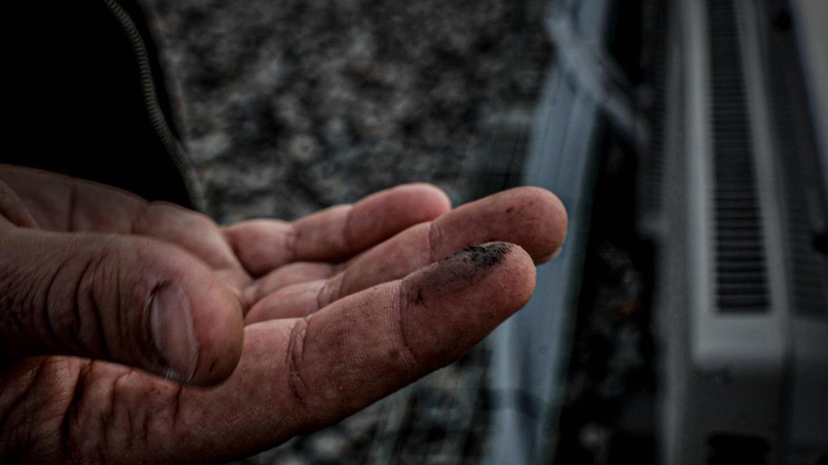 Polvo negro de una terraza en Sant Adrià de Besòs, a menos de un kilómetro de Tenneco