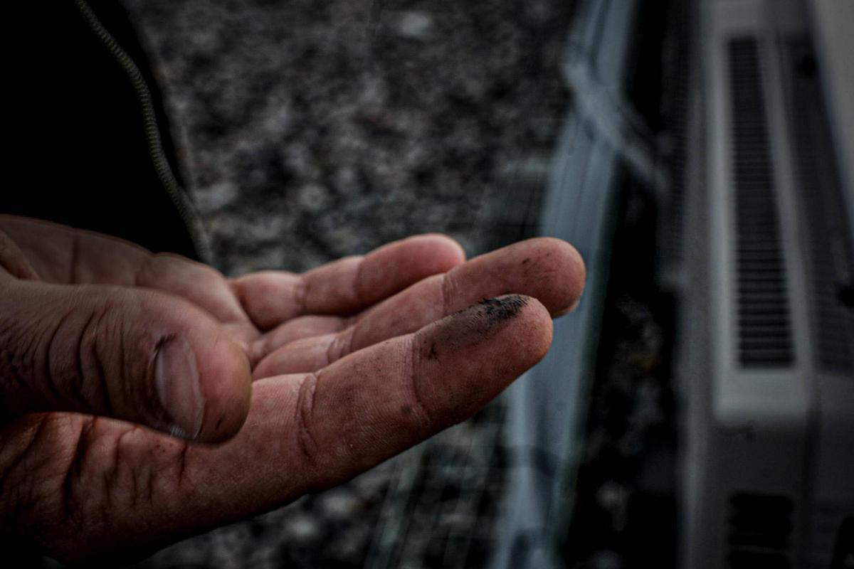 Polvo negro de una terraza en Sant Adrià de Besòs, a menos de un kilómetro de Tenneco