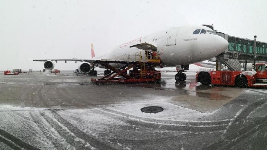 Aspecto de las pistas nevadas en Barajas, que han supuesto la cancelación de un vuelo con Alicante y el desvío de otro procedente de Londres