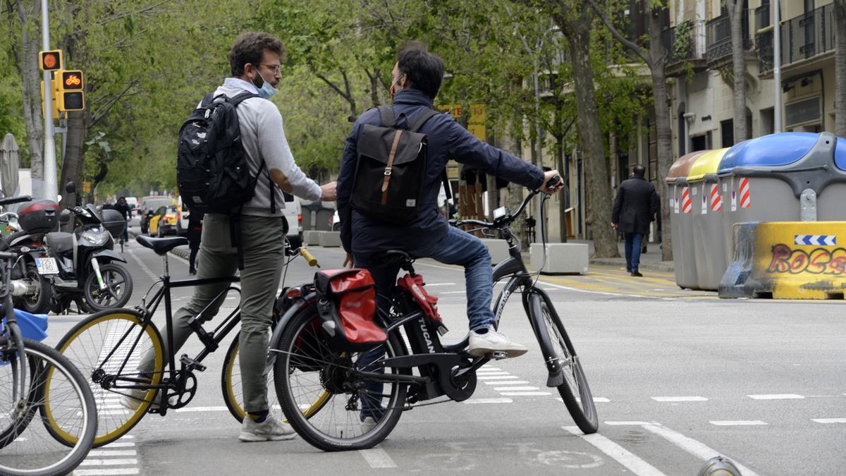 22 DE ABRIL DEL 2021. BARCELONA. BUENAS PRACTICAS EN BICI EN BARCELONA. BICICLETA. CARRIL BICI DE DOBLE SENTIDO DE LA CALLE DE GIRONA. FOTO DE MONICA TUDELA