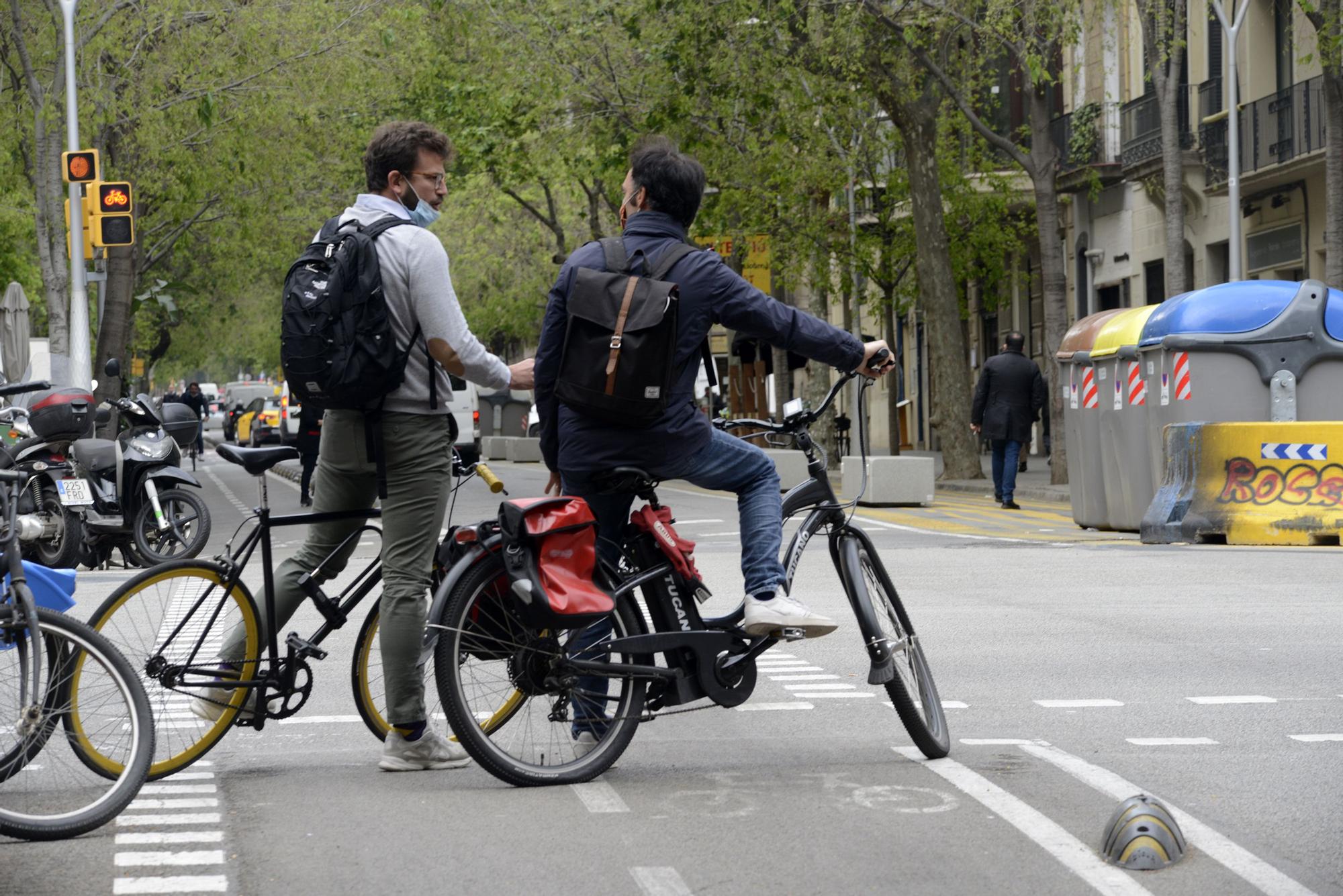 22 DE ABRIL DEL 2021. BARCELONA. BUENAS PRACTICAS EN BICI EN BARCELONA. BICICLETA. CARRIL BICI DE DOBLE SENTIDO DE LA CALLE DE GIRONA. FOTO DE MONICA TUDELA