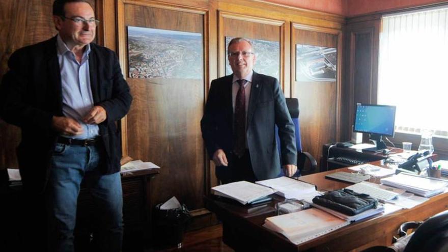 José Ramón Riera (izquierda) y Francisco del Busto, ayer en el Sespa, momentos antes de hacer público el nombramiento de Luis Hevia.