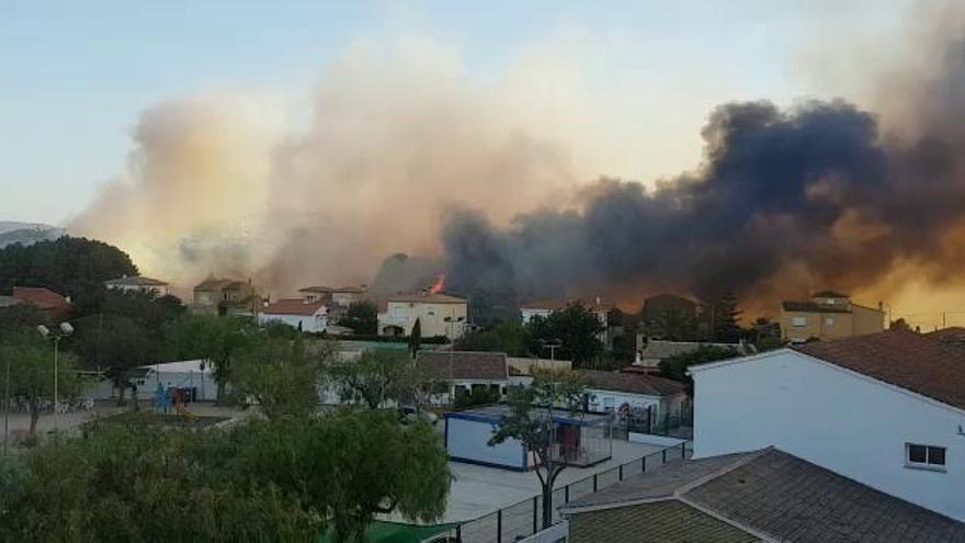 Desalojan una docena de viviendas en La Xara de Dénia por un incendio forestal