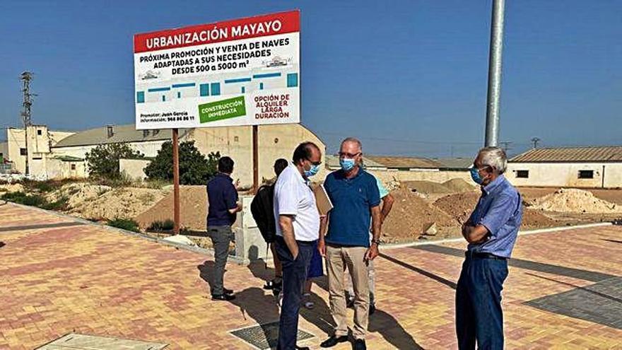 El concejal Antonio Navarro (el segundo a la derecha) durante su visita al polígono de El Mayayo.