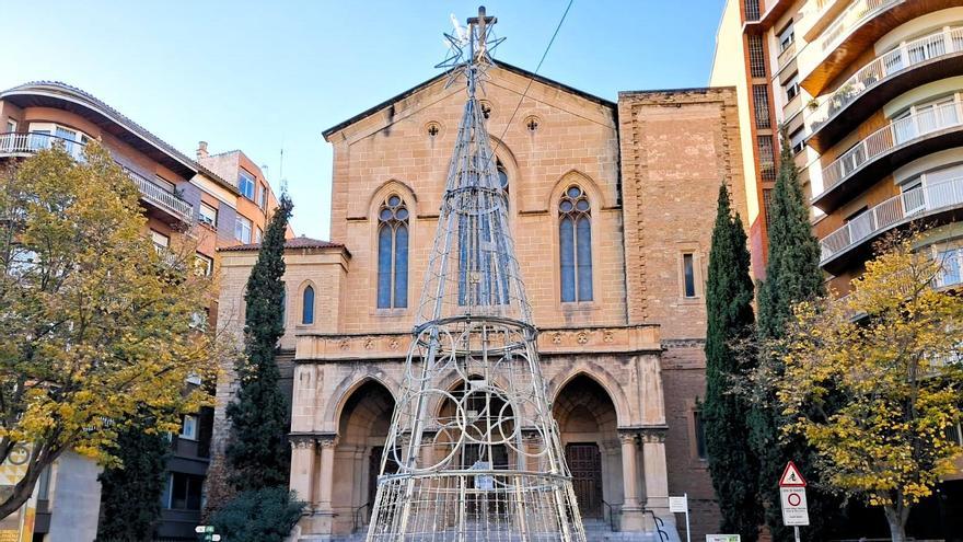 Una part de l'arbre de Nadal que decorarà aquestes festes la plaça de Neus Català i Pallejà