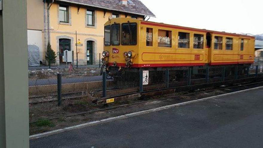 El Tren Groc en una de les parades del recorregut per l&#039;Alta Cerdanya