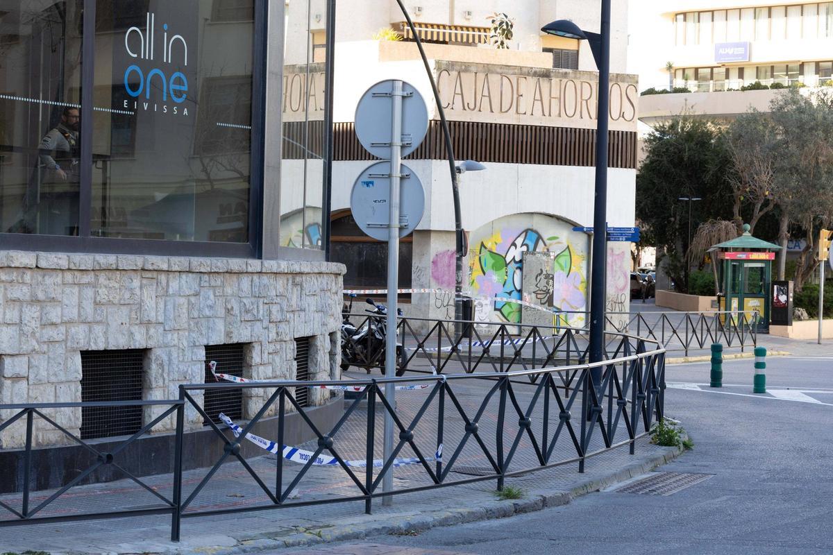 Aceras cortadas en la avenida de España por ventanas no aseguradas.
