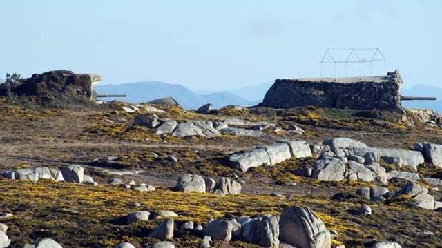 Dos de los cañones situados en el terreno militar de Con Negro.  // Iñaki Abella