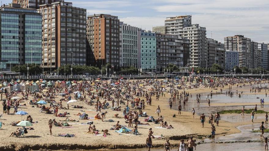 Bañistas durante el verano en la playa de San Lorenzo.