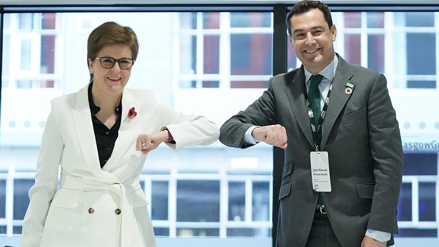 El presidente de la Junta de Andalucía, Juanma Moreno, junto a la primera ministra de Escocia, Nicola Sturgeon, en el marco de la COP26 de Glasgow.