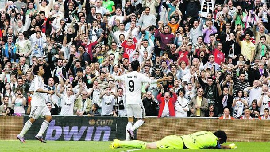 Cristiano Ronaldo celebra el gol de la victoria con los aficionados, con Marcelo a la izquierda, ante la desesperación de Ricardo, tendido en el suelo.