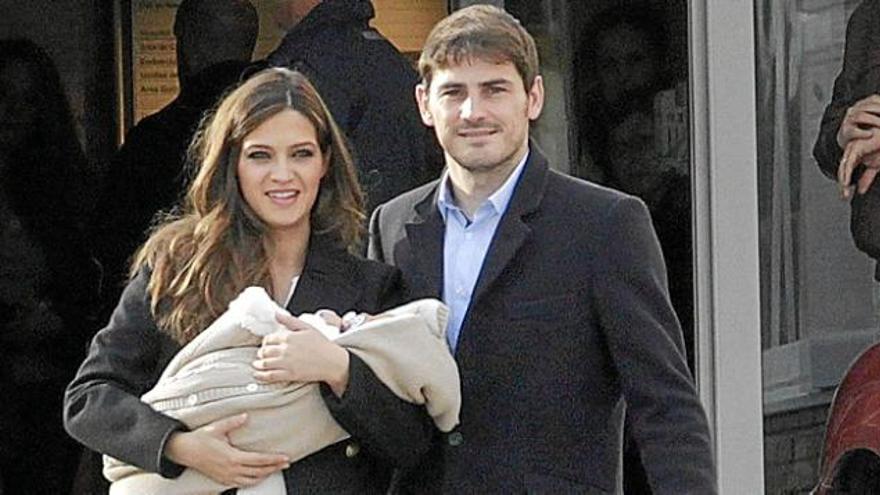 Sara Carbonero e Iker Casillas se llevan a su hijo a casa