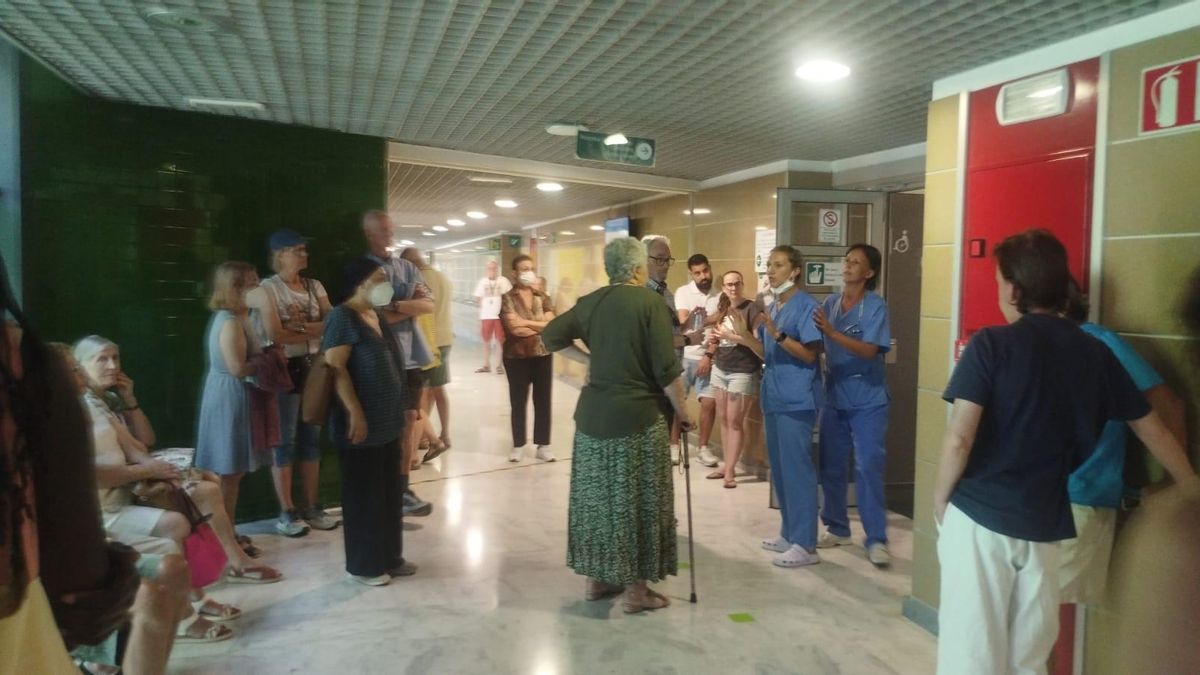 Enfermeras explican la situación a los pacientes en Son Espases.