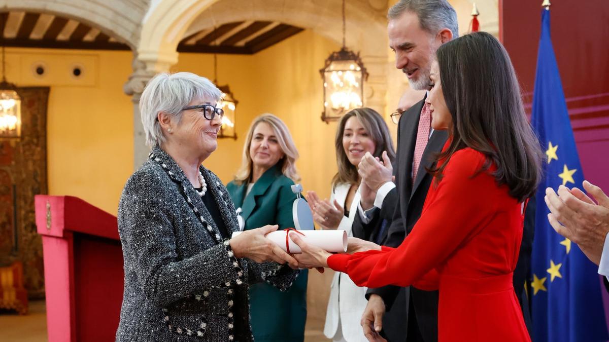 Carmen Riu, recibiendo la distinción de nueva embajadora honoraria de la Marca España de manos de los Reyes