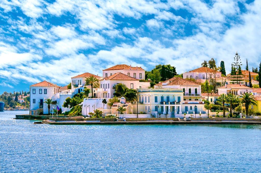 Coloridas casas en la Isla de Spetses, Grecia