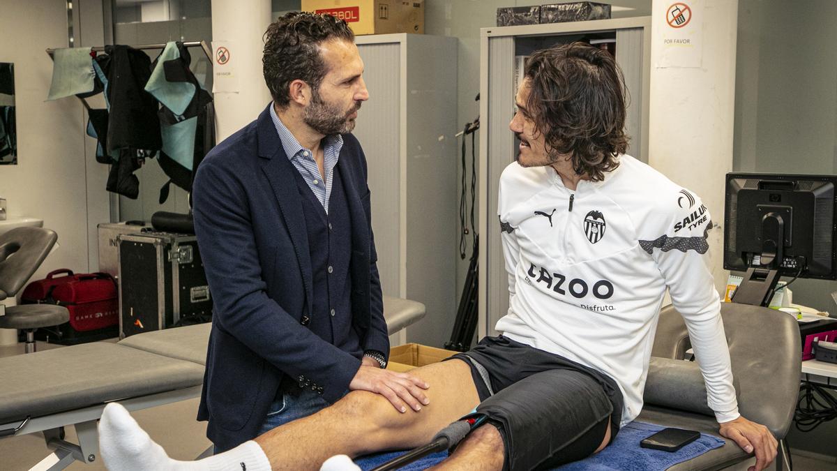 Baraja saluda a Cavani