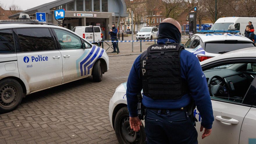 La policía belga busca a dos hombres fuertemente armados tras un tiroteo frente a una estación de metro en Bruselas