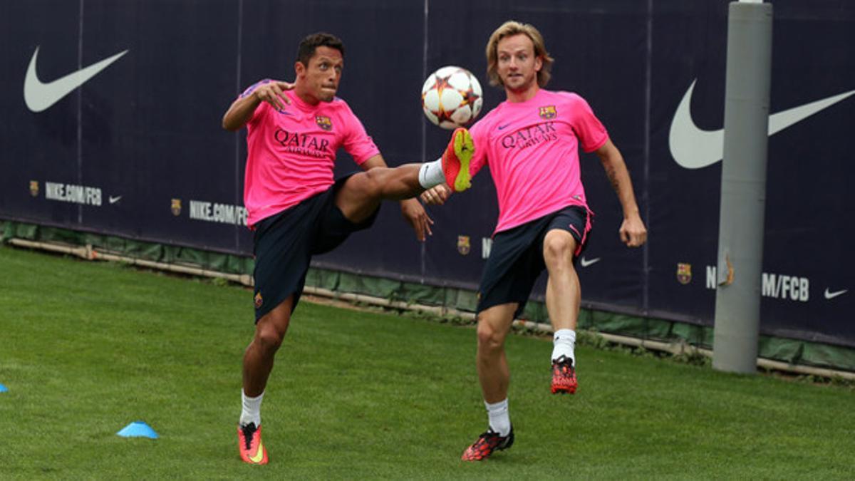 Adriano y Rackitic, durante un entrenamiento del Barça en la ciudad deportiva de Sant Joan Despí