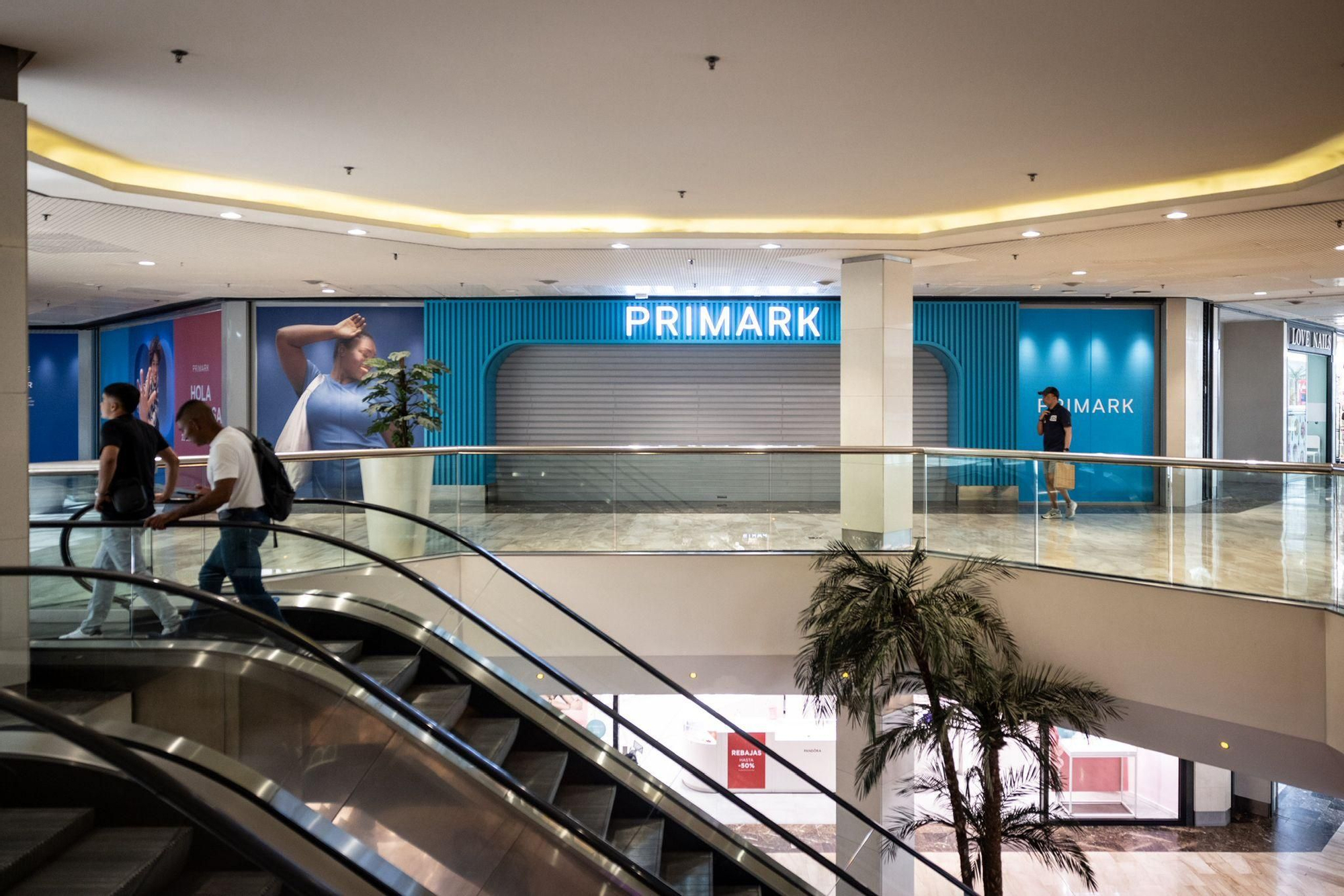 En imágenes | La tienda Primark de Grancasa ya luce el azul de la marca
