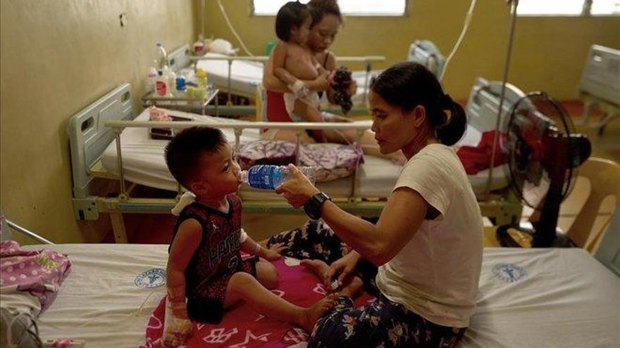 La oenegé Save The Children alerta de que ya han muerto 300 niños en Filipinas por un brote de dengue