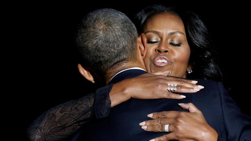 Michelle Obama abraza a su esposo Barack