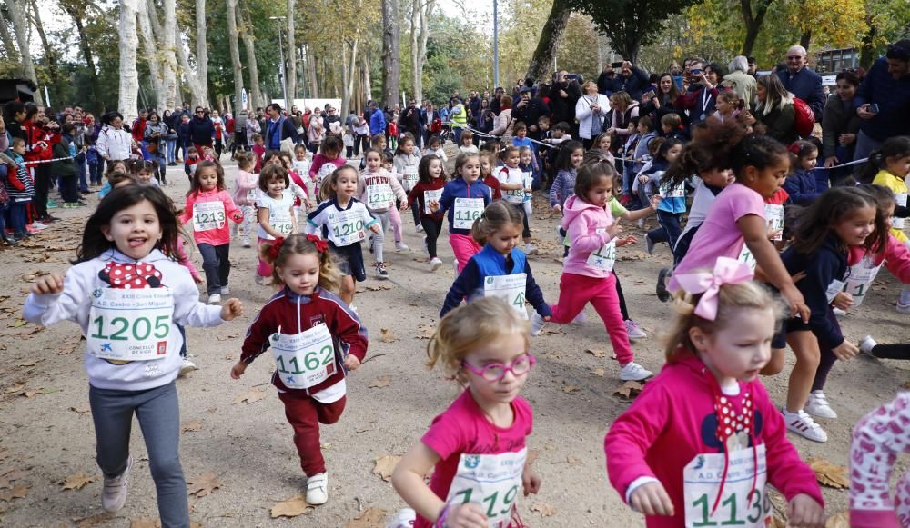 Más de 1.100 jóvenes atletas desafían a las bajas temperaturas para participar en la tradicional carrera de cross escolar.