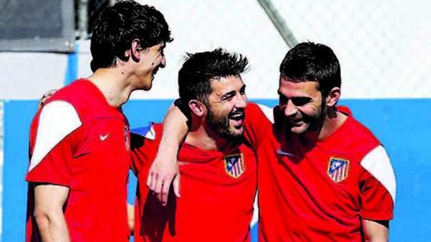 Villa (c.), con Adrián (d.) y el portero Bounou en un entrenamiento.