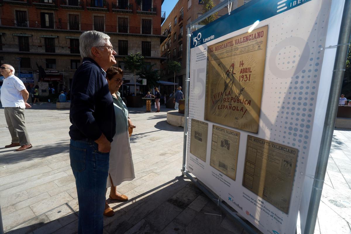 El público descubre la exposición de Levante-EMV en la plaza de la Reina de València El público descubre la exposición de Levante-EMV en la plaza de la Reina de València