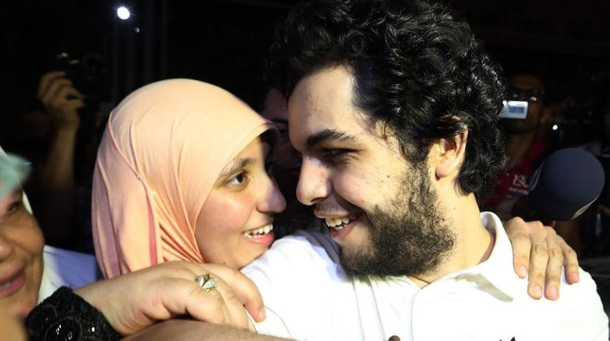 Abdul·là al-Xami, amb la seva dona, després de ser alliberat al Caire, aquest dimarts.