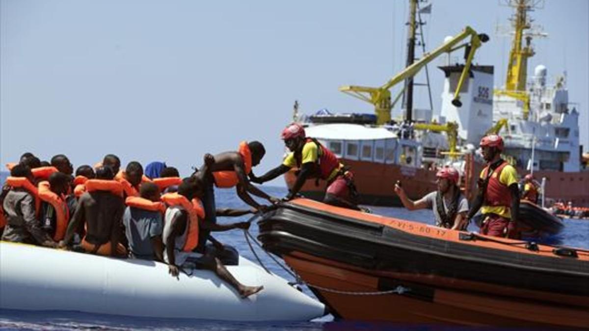 Los voluntarios del 'Open Arms' rescatan a un grupo de inmigrantes a la deriva al norte de la costa de Libia, el 27 de agosto del 2017.
