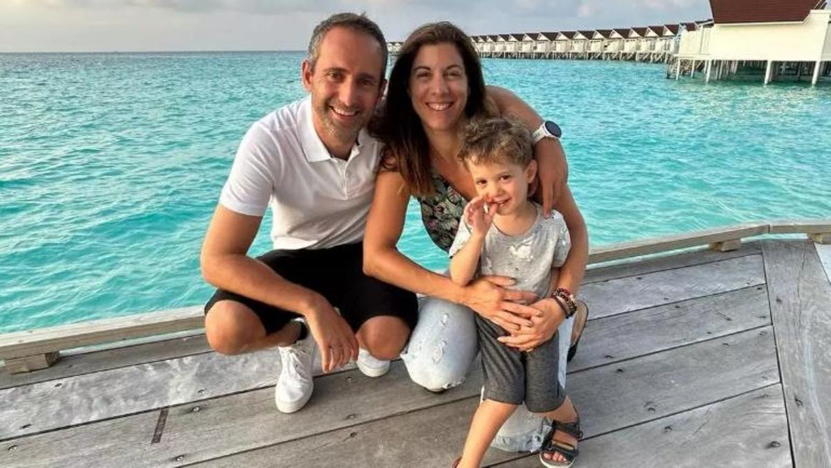 Manel Martínez Cid, con su mujer y su hijo.