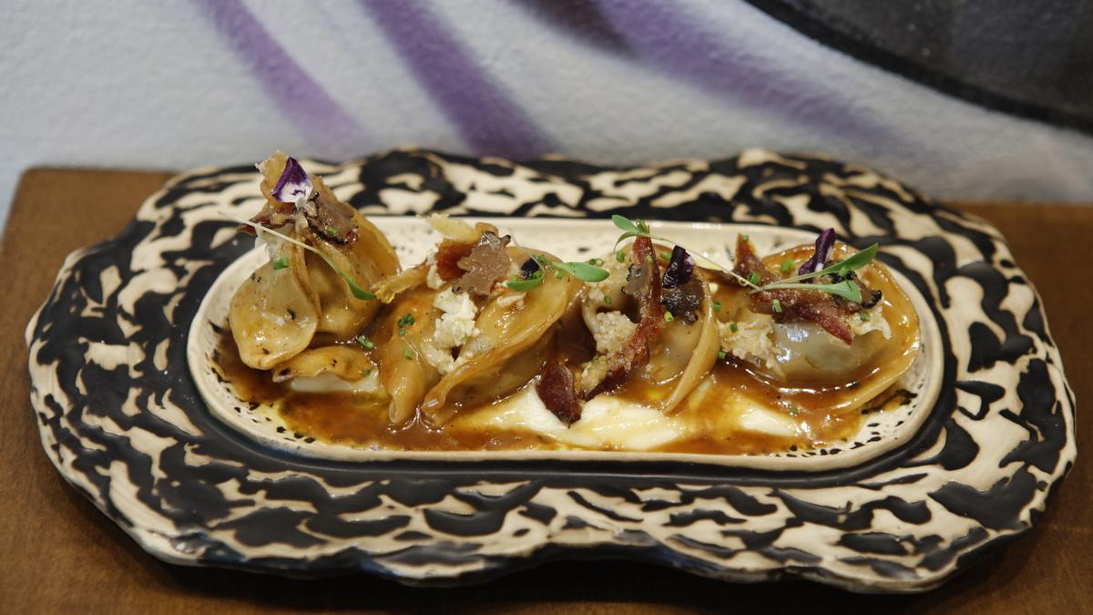 Dumplings mit Blumenkohl, Shiitake und Datteln.