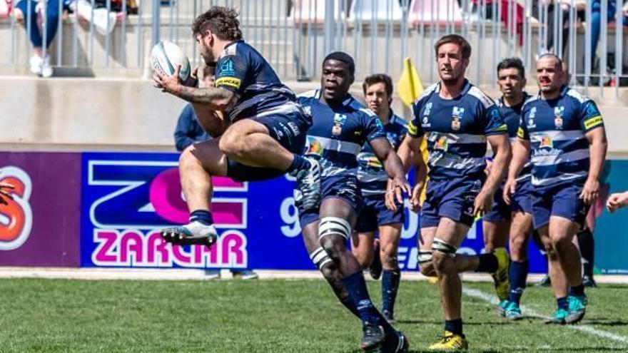 Un instante de un partido del Club Rugby La Vila durante esta temporada.