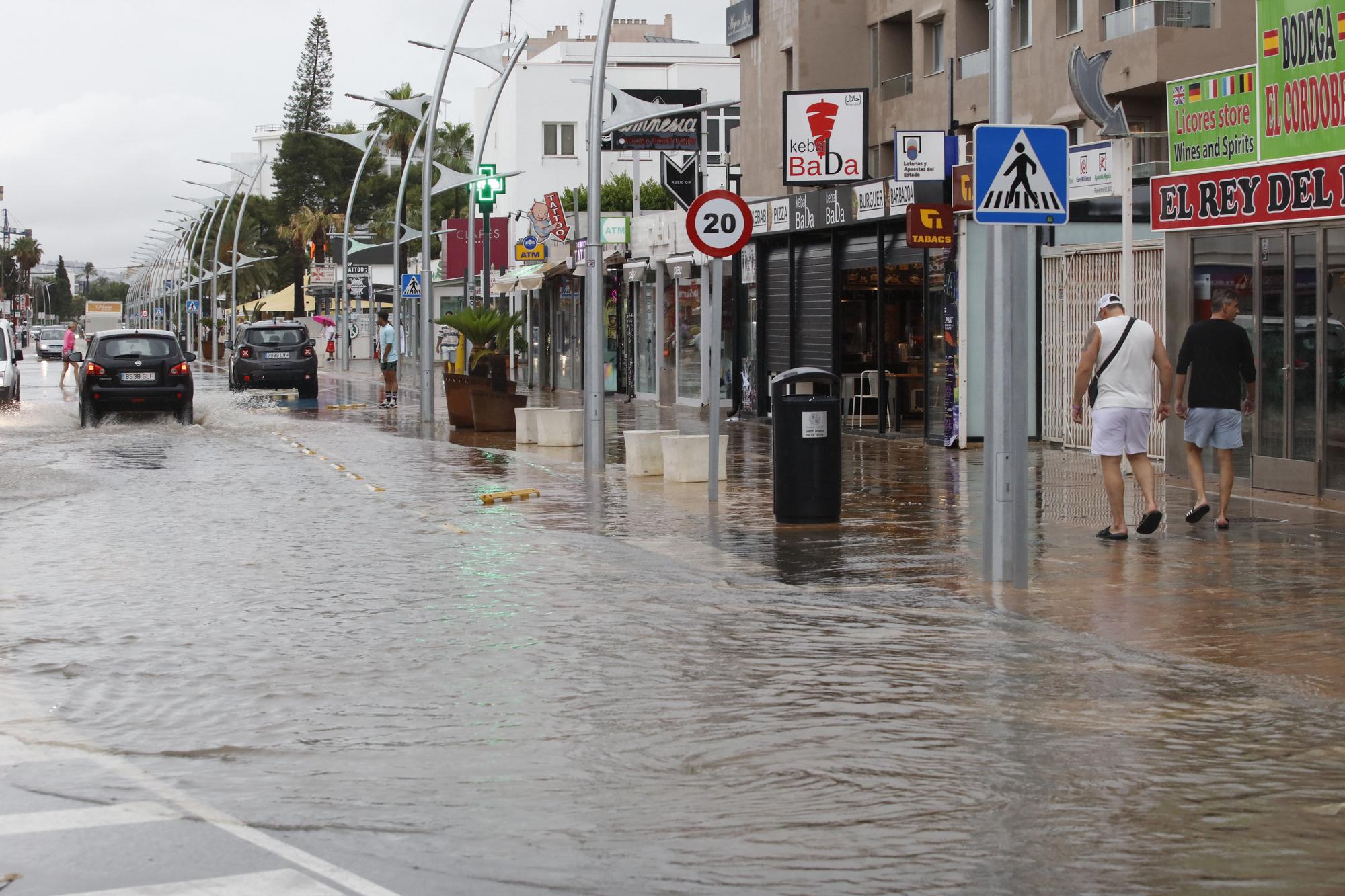 Mira aquí todas las fotos del paso de la borrasca por las calles de Ibiza