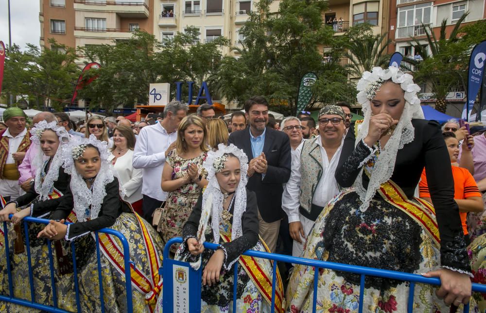 La sexta mascletà del concurso ofrece un espectáculo monótono, con un intenso final terrestre simultáneo que envuelve la plaza