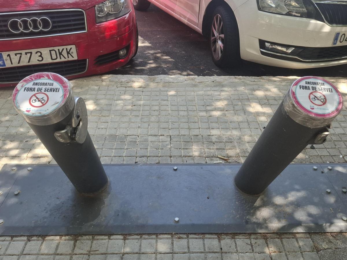 Otros anclajes de la plaza Barcelona inutilizables desde hace meses. Otros anclajes de la plaza Barcelona inutilizables desde hace meses.