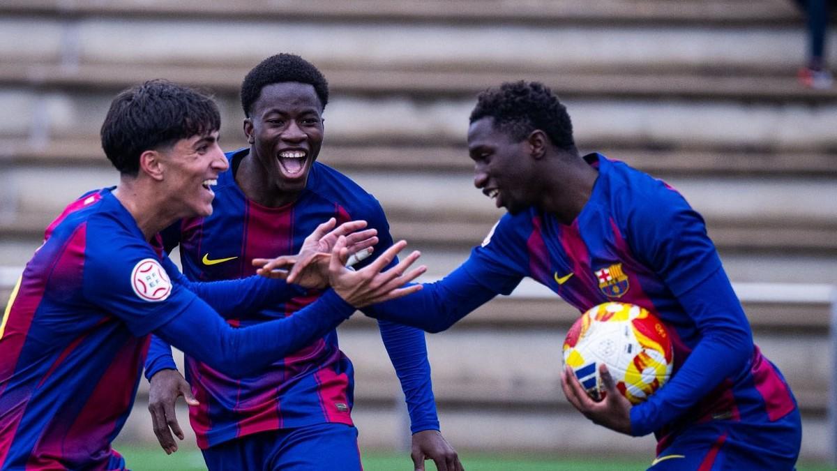 Nuhu Fofana celebra un gol con Ebrima y Villar